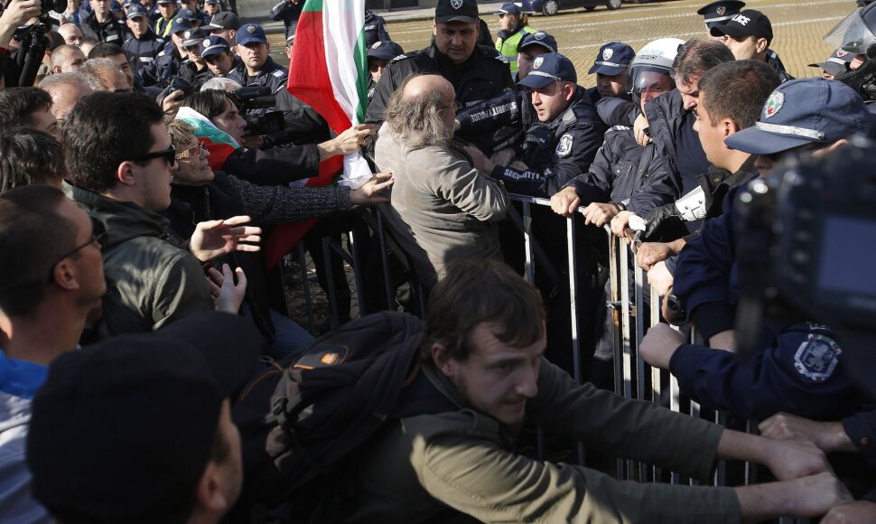 Bulgarijos studentai pabandė blokuoti šalies parlamentą.
