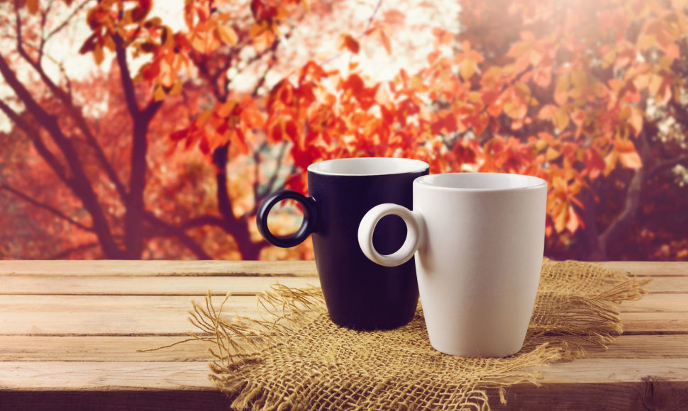 Du puodeliai karšto gėrimo rudenį