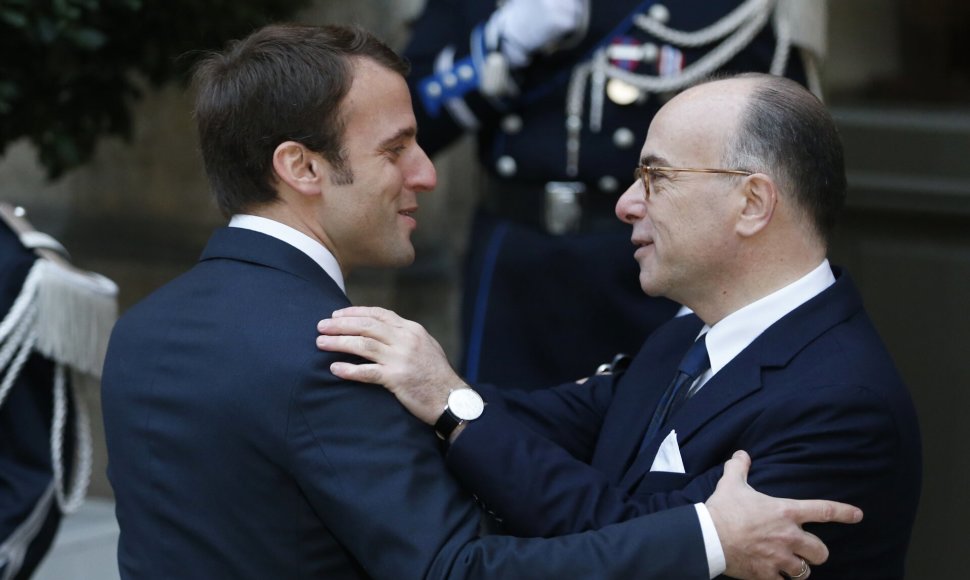 Emmanuelis Macronas ir Bernard'as Cazeneuve'as