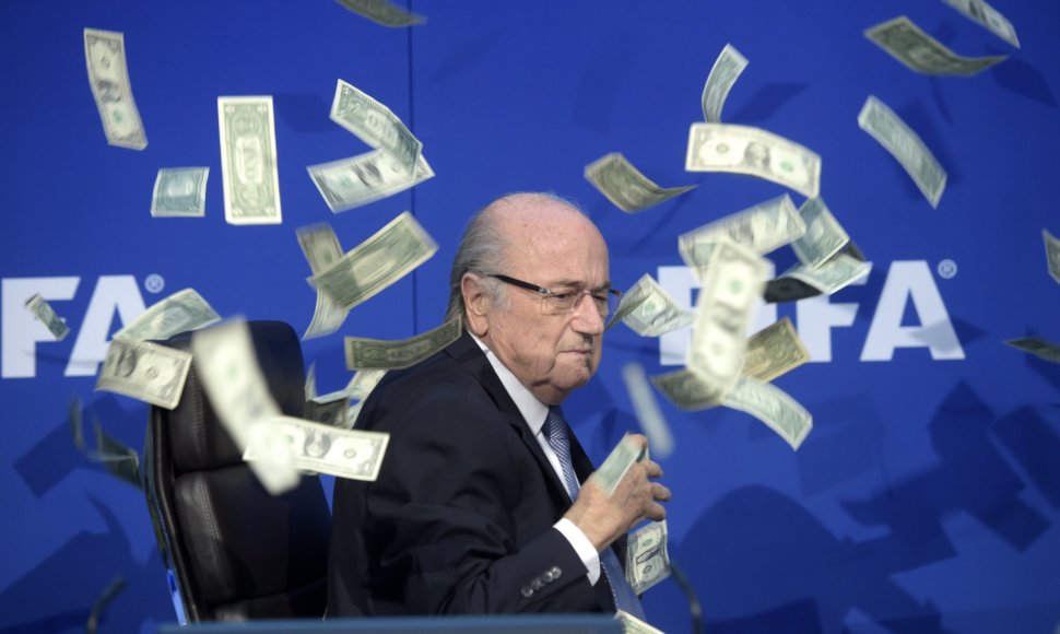FIFA prezidentas Seppas Blatteris posėdžio metu komikui į jį metus šūsnį pinigų