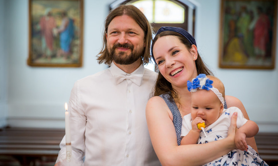 Valdos Bičkutės ir Mindaugo Valiuko dukters Marijos krikštynų akimirka