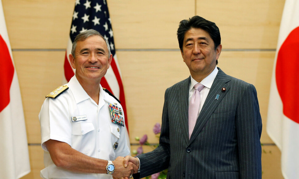 JAV admirolas Harry Harrisas ir Japonijos premjeras Shinzo Abe