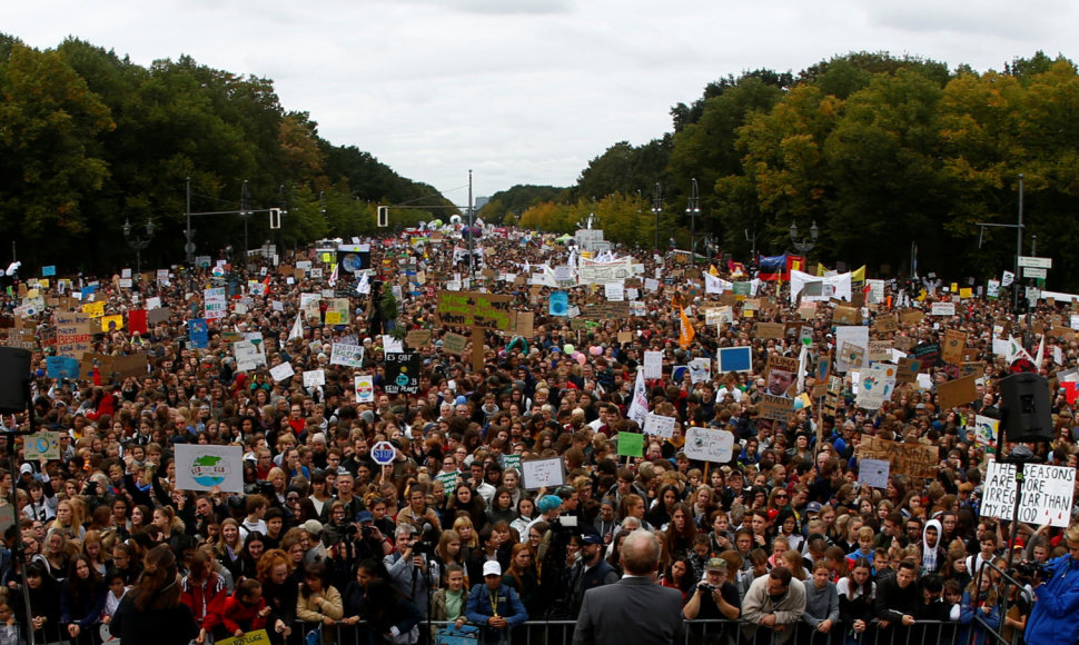 Protestuotojų dėl klimato kaitos problemų minia Vašingtone