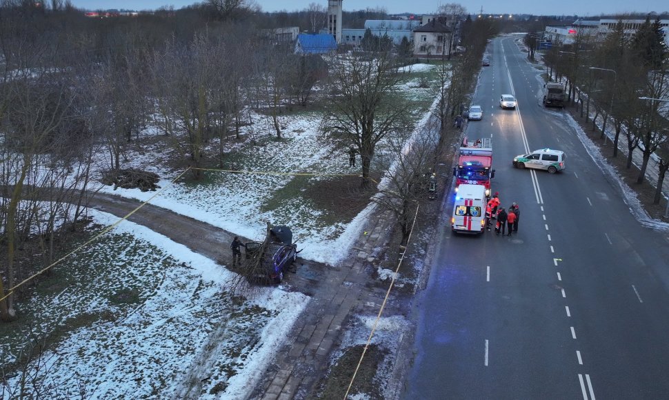 Panevėžyje sutrikus vairuotojo sveikatai nuo kelio nuvažiavo automobilis, vyras neišgyveno