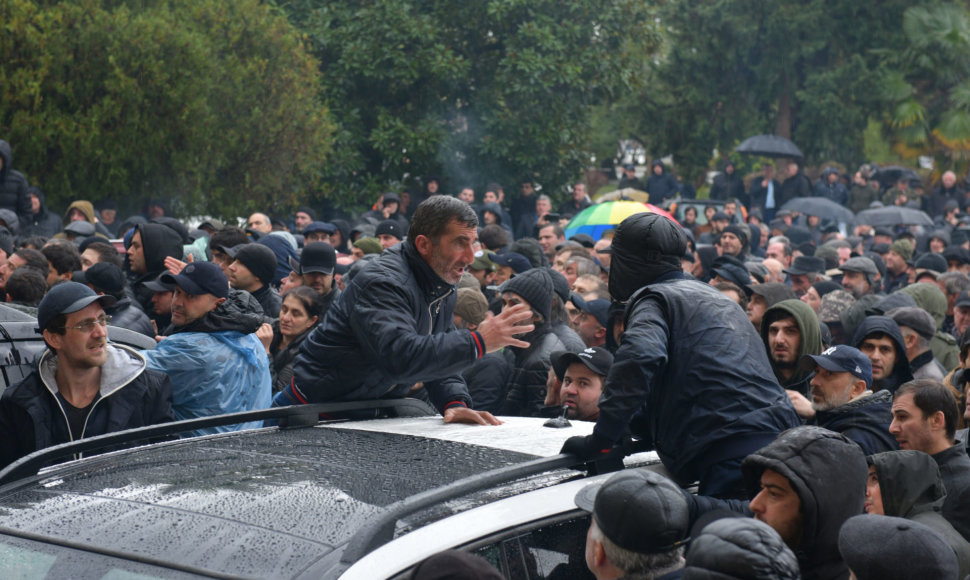 Separatistinėje Abchazijoje protestuotojai šturmuoja valdžios įstaigas