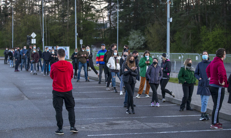 Vilniuje – pusvalandį trukusios lenktynės dėl šimto likusių vakcinų 