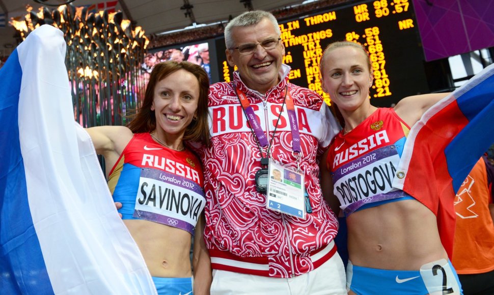 Vladimiras Kazarinas su Marija Savinova ir Jekaterina Postigova, kurioms gresia diskvalifikacija iki gyvos galvos