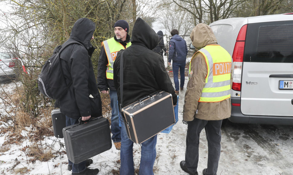 Tyrėjai prie pastato, kuriame buvo rasti negyvi paaugliai.