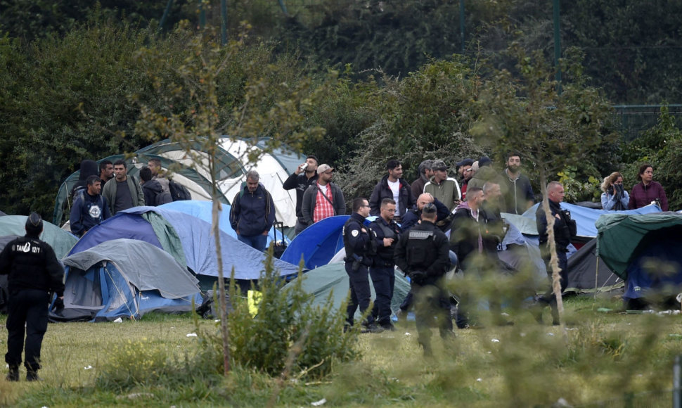 Šiaurės Prancūzijoje policija iškeldina migrantus iš didžiulės stovyklos