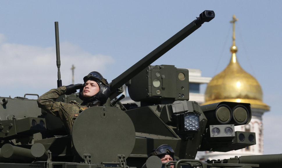 Parade demonstruojama šarvuota pėstininkų kovos mašina „Kurganets-25“