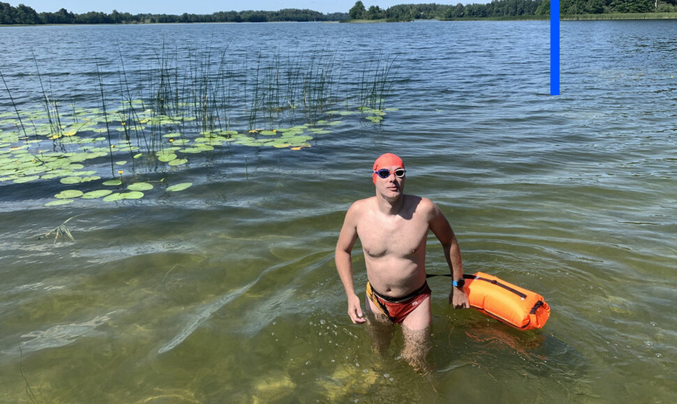 Nikolajus Anikejevas perplaukė ilgiausią Lietuvoje Asvejos ežerą