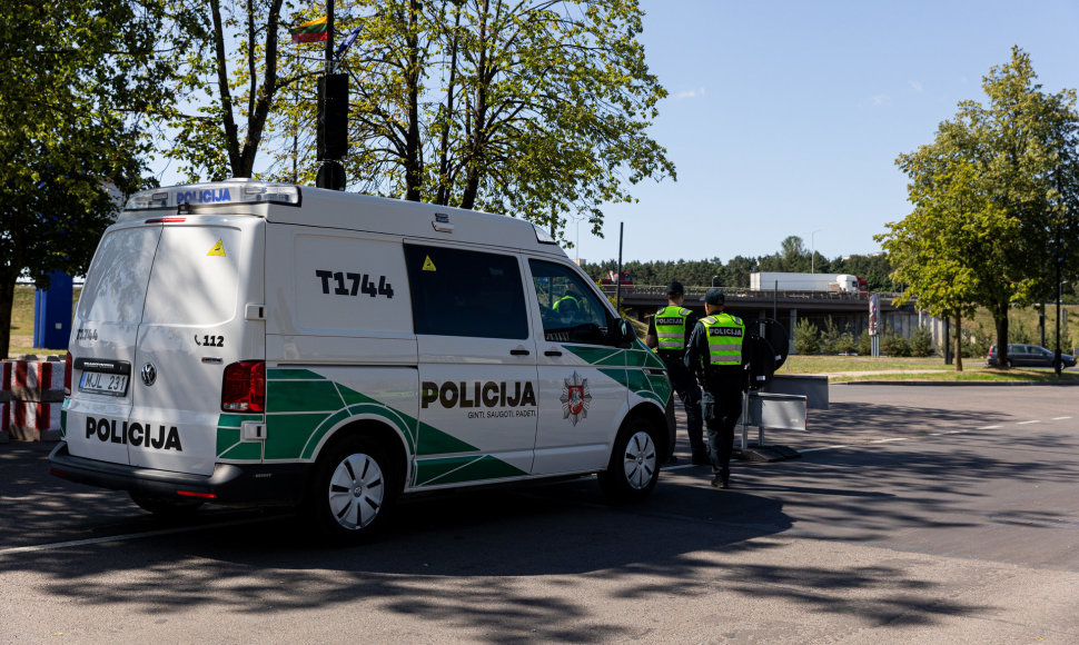 Policijos pareigūnai ir Lietuvos kariuomenės kariai Litexpo prieigose