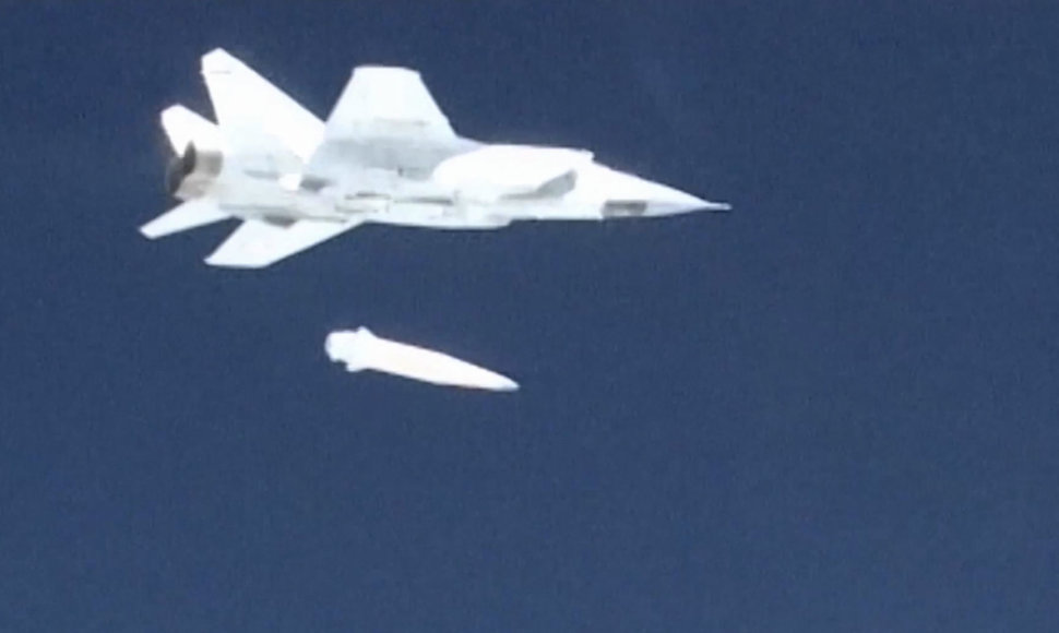 Rusijos naikintuvas MiG-31 paleidžia viršgarsinę raketą „Kinžal“