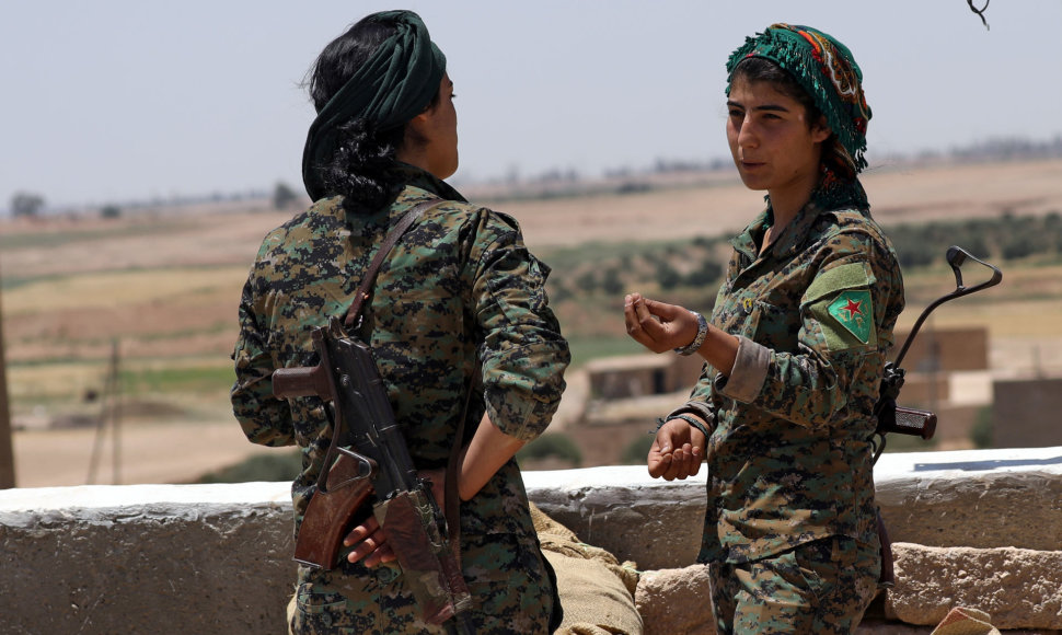 Kurdų kovotojos mūšyje dėl Rakos