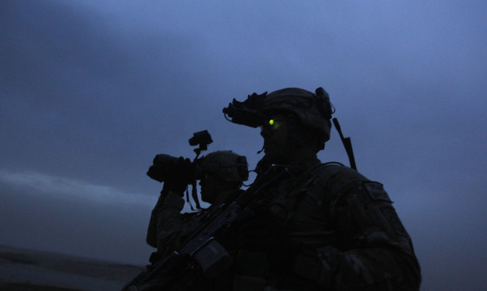 JAV Kariuomenės pajėgos su naktinio matymo įranga