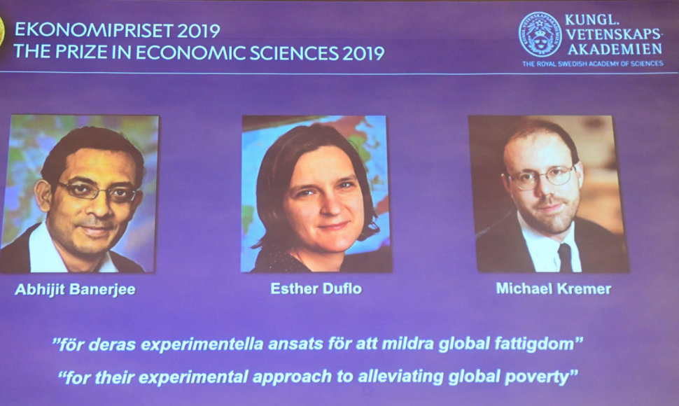 Nobelio ekonomikos premijos laureatai: Michaelas Kremeris, Abhijitas Banerjee, Esther Duflo.