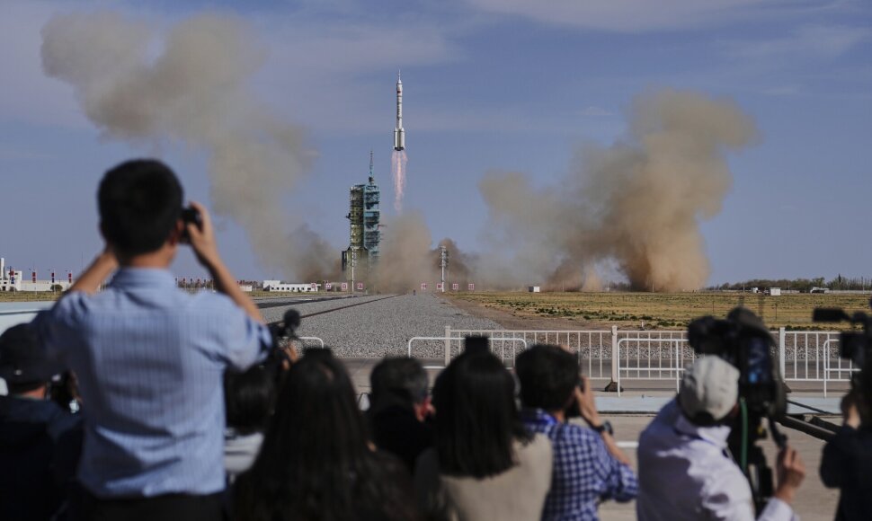 Raketos &bdquo;Long March 2F&ldquo; pakilimas / Andy Wong / AP