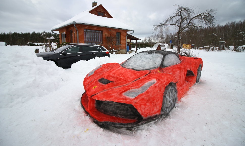 Iš sniego nulipdytas „Ferrari LaFerrari“