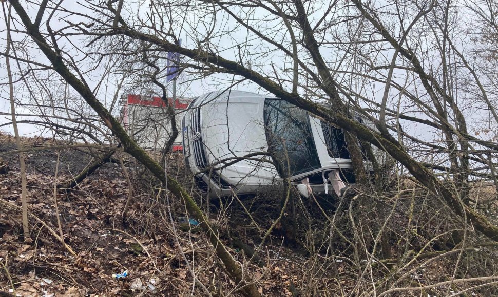 Išsukant iš greitkelio į Kauną nuo kelio nulėkė „Volkswagen“