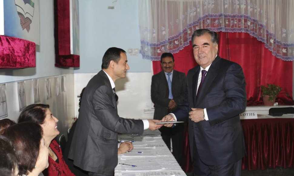 Emomalis Rachmonas (dešinėje) ir vėl perrinktas Tadžikistano prezidentu.