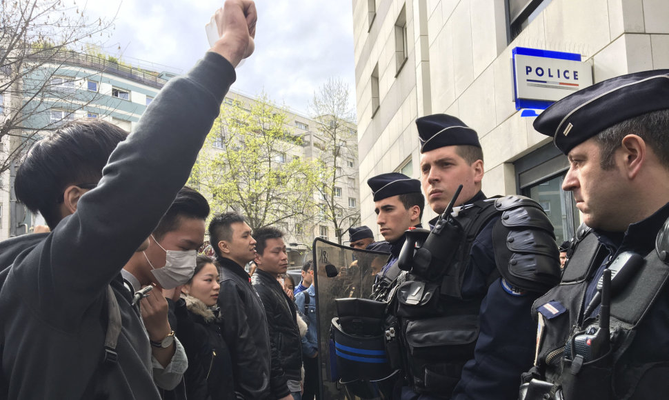 Paryžiuje gyvenantys etniniai kinai susirėmė su policija
