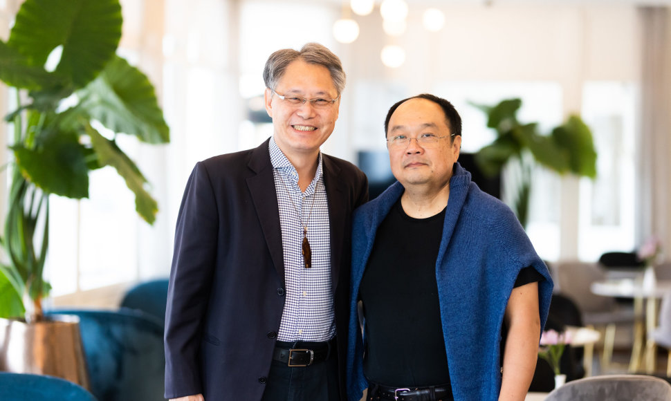 Smukininkas Robertas Chenas ir Taivano nacionalinio simfoninio orkestro direktorius Liu Suan-Yung