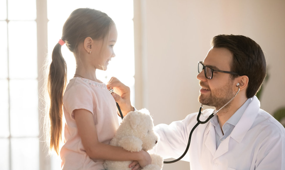Vaiką apžiūri gydytojas