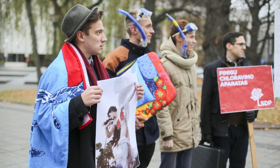 Jaunieji konservatoriai po Vyriausybės langais &scaron;aipėsi i&scaron; Druskininkų skandalo