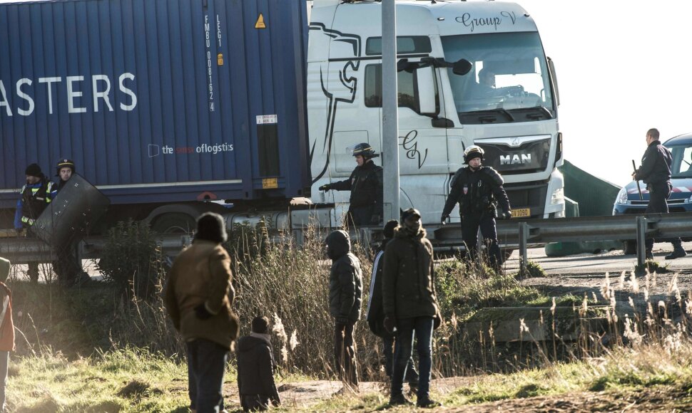 Migrantai Kalė pamėgę &scaron;okinėti ant sunkvežimių