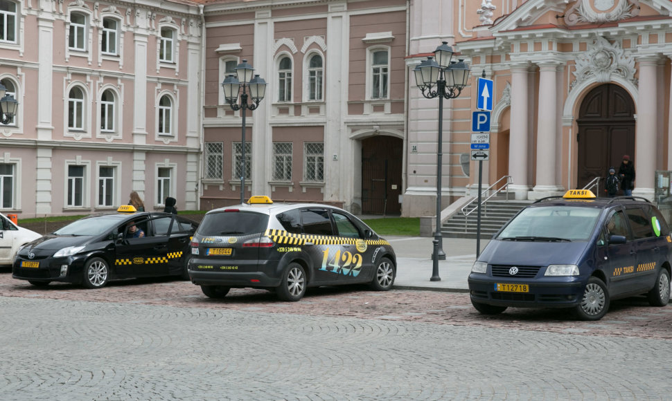 Taksi automobiliai prie Šv. Kazimiero bažnyčios