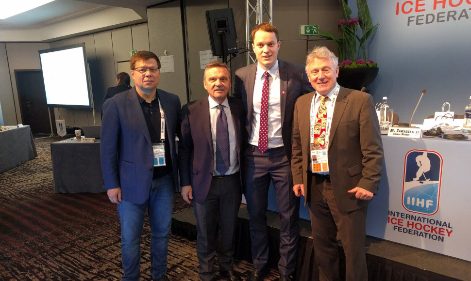 Nuotraukoje iš kairės: asociacijos „Hockey Lietuva“ generalinis sekretorius Vaidas Budrauskas, IIHF prezidentas Rene Faselis, asociacijos „Hockey Lietuva“ prezidentas Petras Nausėda ir Lietuvos vyrų rinktinės vyriausiasis treneris Berndas Haakė.