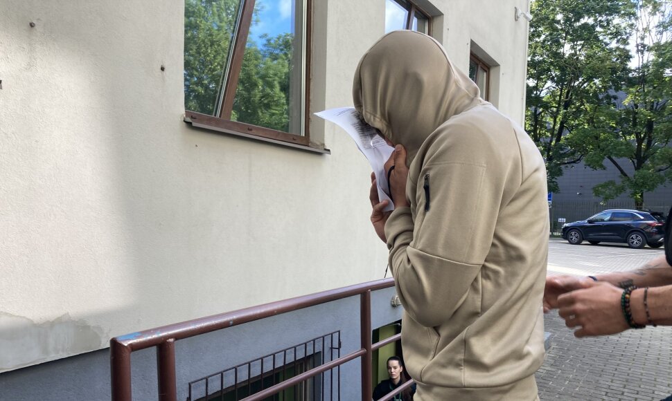 Į teismą vedamas ugniagesys dangstėsi veidą