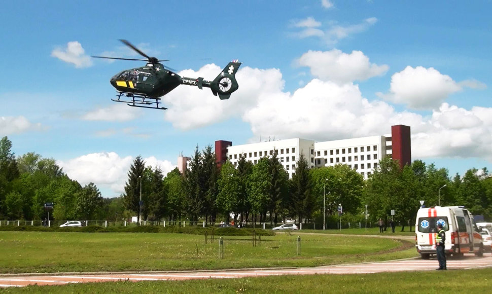 VSAT sraigtasparnis „Eurocopter“ prie VU ligoninės Santariškių klinikų