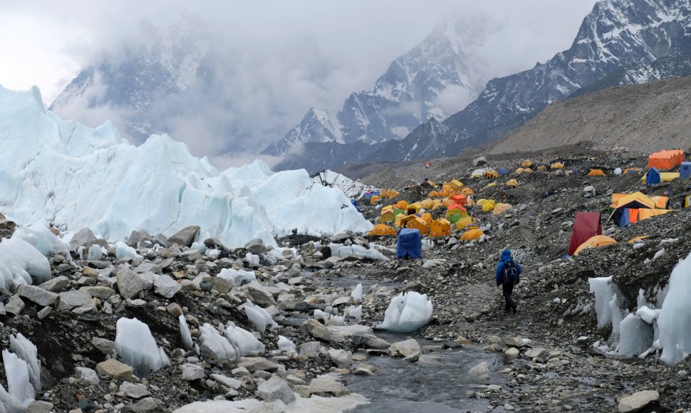 Everesto bazinė stovykla (5364 m), kur tarp Khumbu ledyno luitų kasmet pavasarį įsikuria alpinistų, kopsiančių į Everesto viršūnę, miestelis