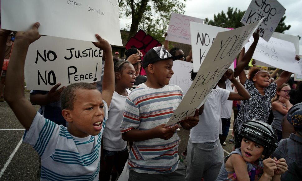 Protestai JAV dėl policijos smurto prieš juodaodžius