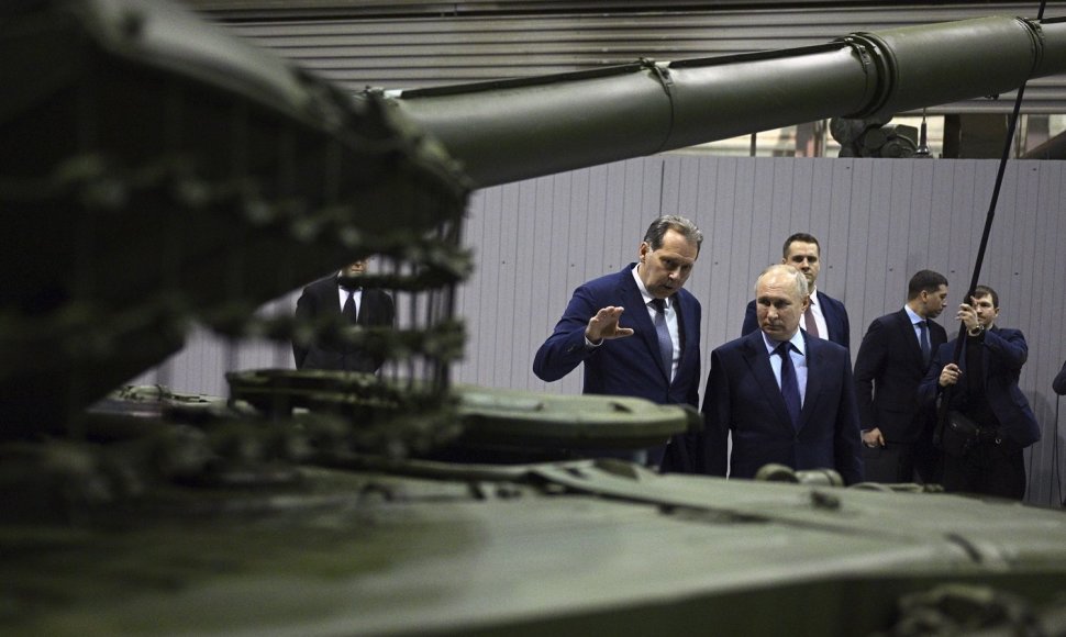 Vladimiras Putinas tankų gamykloje „UralVagonZavod“ 