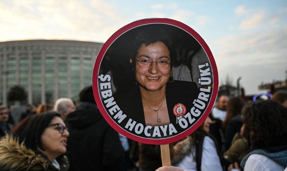 Medikės sulaikymas sukėlė protestų bangą Stambule