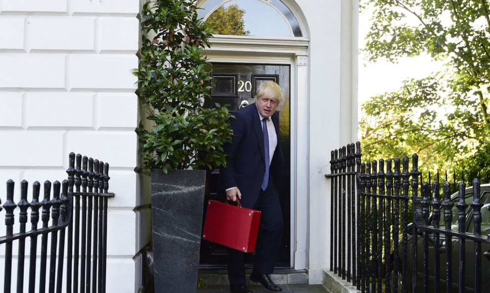 Borisas Johnsonas išeinantis iš savo namų, kuriuos dabar parduoda