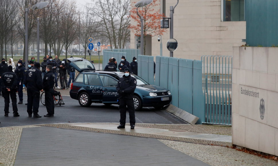 Į Angelos Merkel biuro vartus rėžėsi automobilis, padaryta nedidelė žala