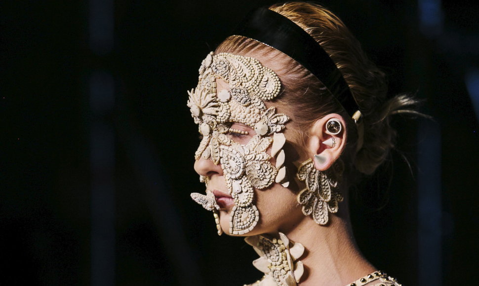 „Givenchy“ kolekciją pristačiusių modelių veidus dengė sudėtingi papuošalai