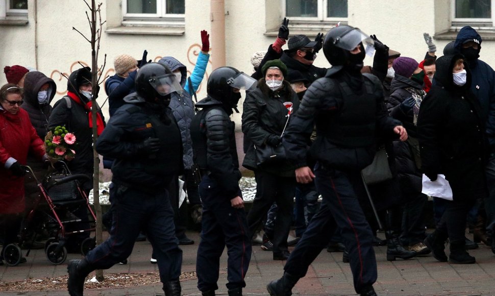 Pareigūnai ir protestuotojai Minske