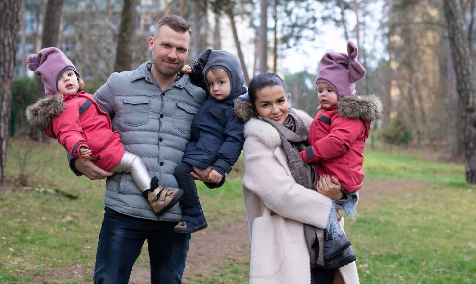 Simona Lipnė ir Mindaugas Lipnius su vaikais 