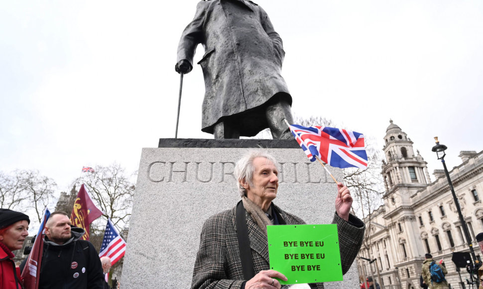 „Brexit“ švenčiantys britai prie W.Churchillio statulos Londone