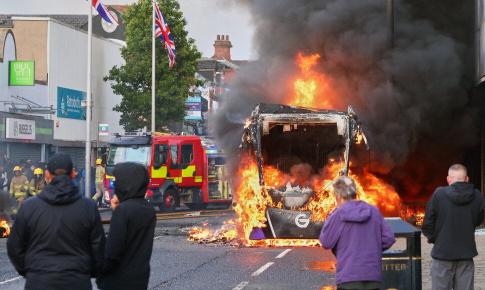 Belfaste – masiniai protestai ir susirėmimai su policija