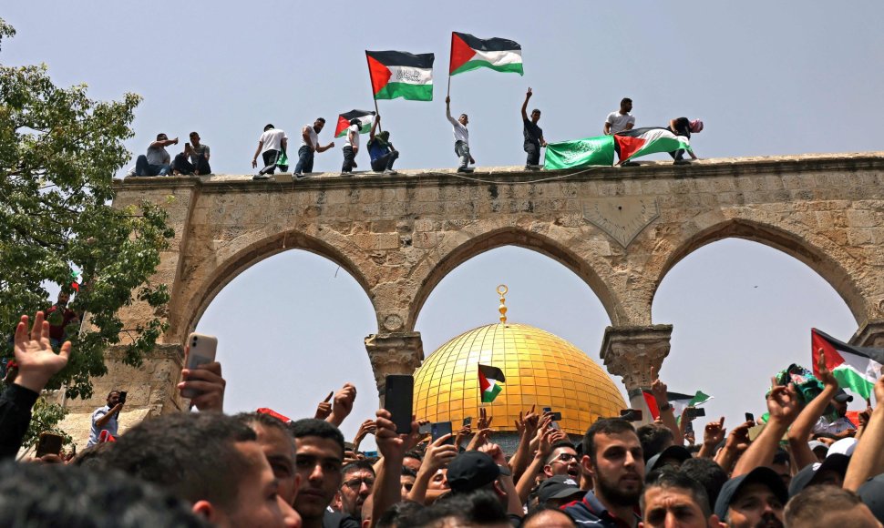 Palestiniečiai prie Al Aksos mečetės