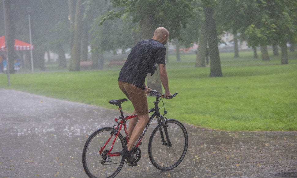 Smarkus lietus Vilniaus senamiestyje