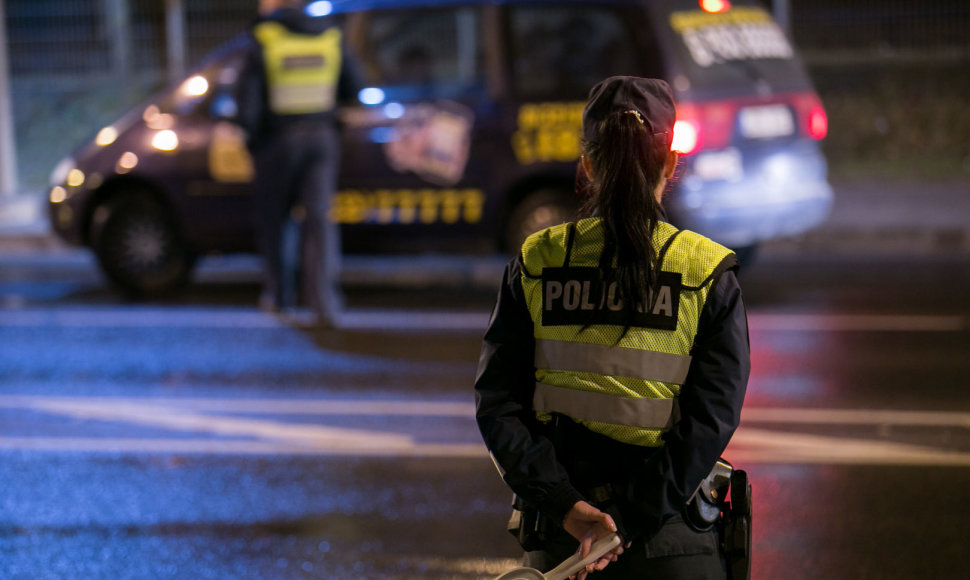 Naktinio kelių policijos reido Vilniuje akimirka