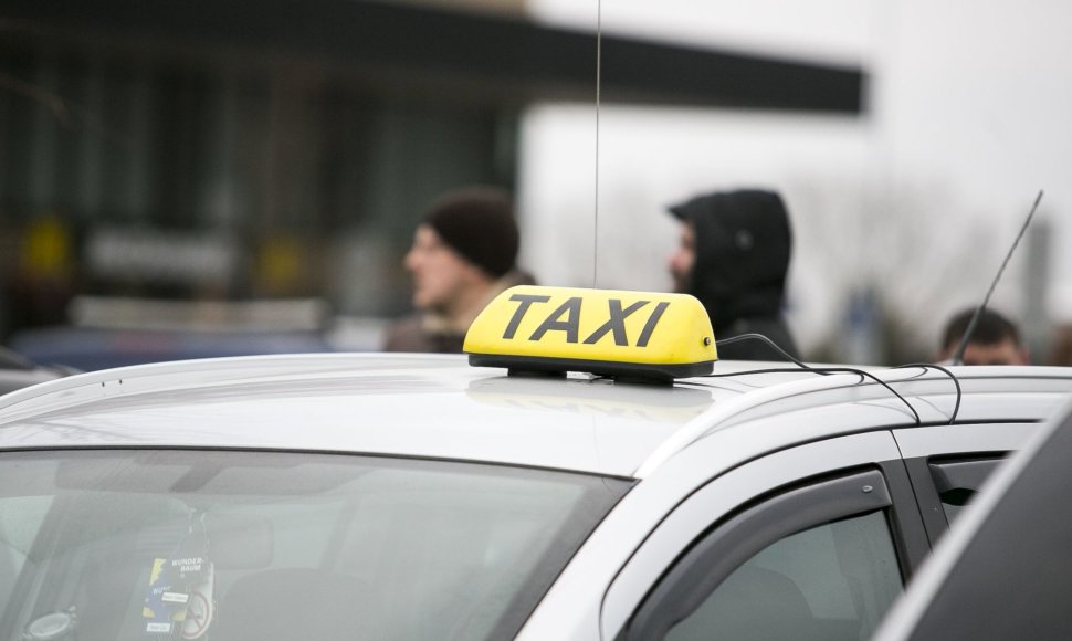 Taksistai piktinasi chaosu, kurį sukėlė „Uber“ atėjimas
