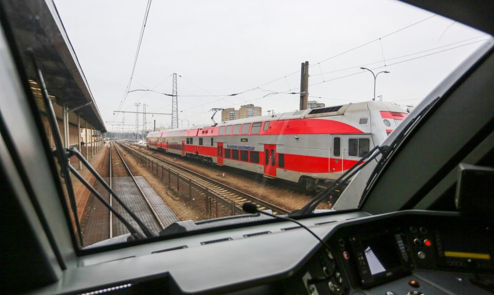 AB „Lietuvos geležinkeliai“ pristatė naują modernų traukinį