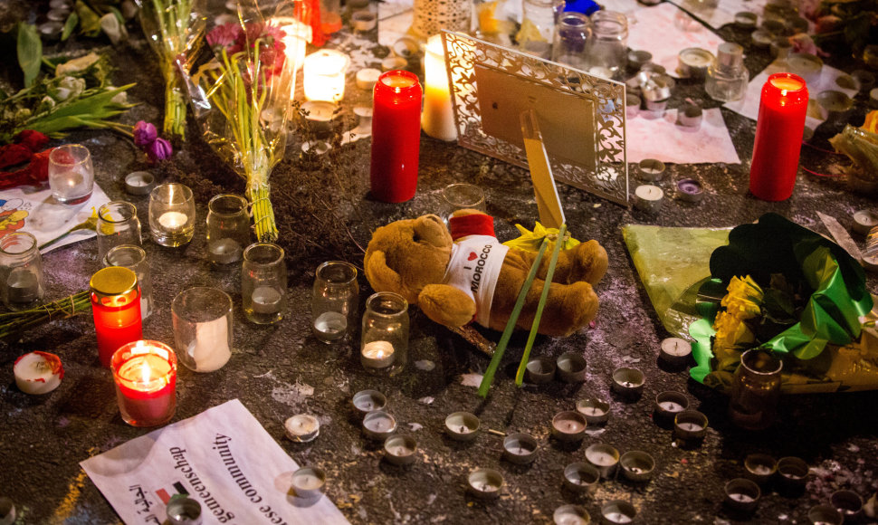 Belgai žuvusiųjų atminimui neša gėles, žvakes ir pliušinius žaislus